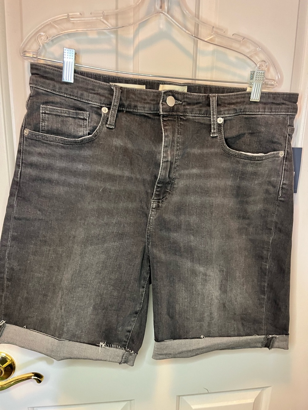 NWT Universal Thread Women Stretch Distress Faded Wash Black Denim Shorts Sz 16